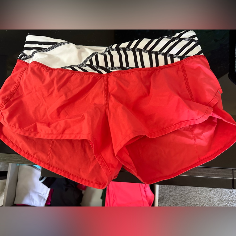 Lululemon shorts! Size 6 US. Super fun pattern. In good condition.